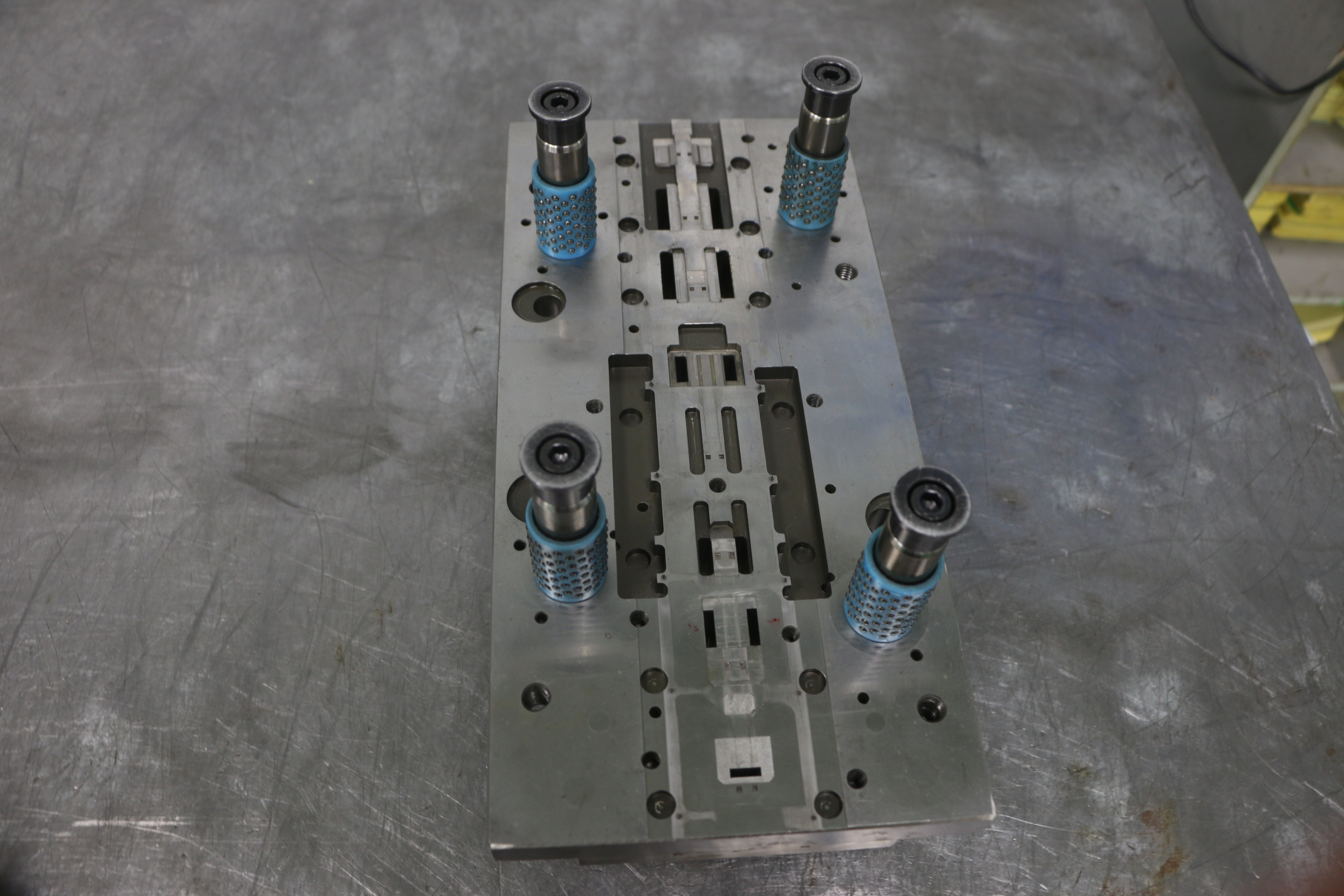 磷銅端子復(fù)合模模具的優(yōu)缺點